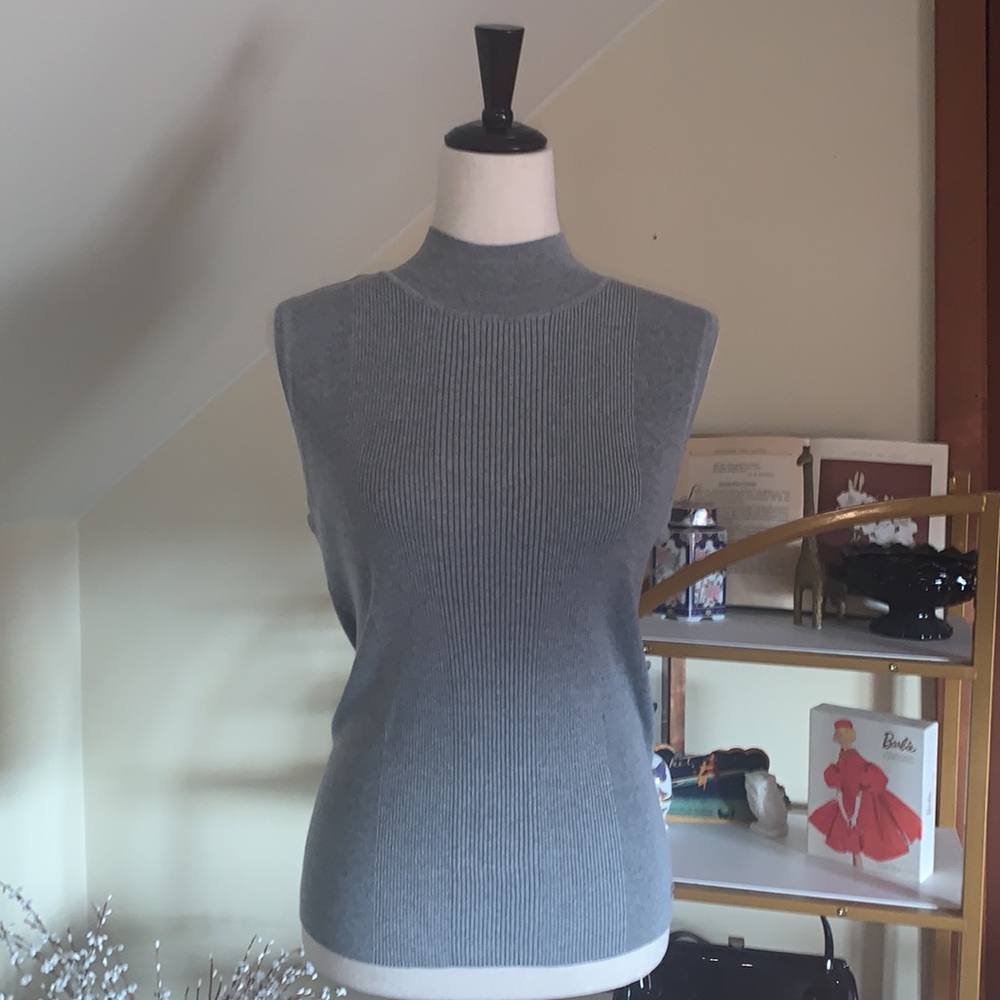 Tahari New with tags ribbed mockneck sleeveless top